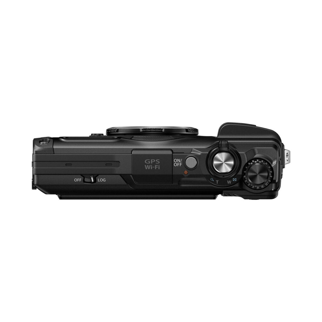 Olympus_TG-7_003 OM System Tough TG-7 -kompaktikameran yläkuvassa näkyy säätimet, valitsimet ja kytkimet, mukaan lukien virtapainike, GPS/Wi-Fi-merkintä ja erilaiset säätönupit.