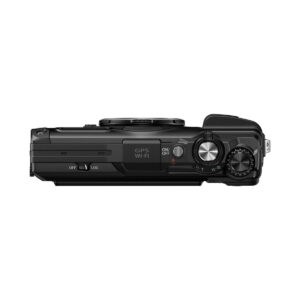 Olympus_TG-7_003 OM System Tough TG-7 -kompaktikameran yläkuvassa näkyy säätimet, valitsimet ja kytkimet, mukaan lukien virtapainike, GPS/Wi-Fi-merkintä ja erilaiset säätönupit.