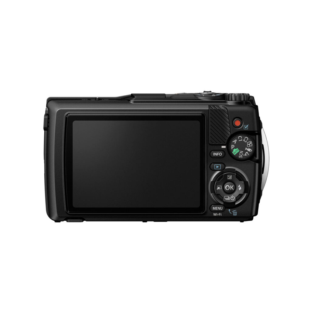 Olympus_TG-7_004 Takakuva OM System Tough TG-7 -kompaktikamerasta, musta, jossa näkyy sen LCD-näyttö, ohjauspainikkeet, merkitty toimintatilan valitsin ja kuvioitu oikeanpuoleinen kahva kompaktissa mustassa kamerarungossa.