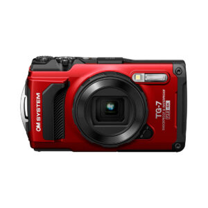 Olympus_TG-7_PUN_002 OM System Tough TG-7 -kompaktikamera, punainen, näytetään edestä sen objektiivi, salama, painikkeet ja tarrat korostavat ominaisuuksia, kuten "iskunkestävä" ja "vedenpitävä".