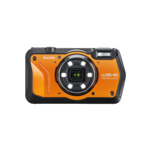 Ricoh_WG-6_005 Etukuva Ricoh WG-6 Orange Kompaktikamerasta valkoisella pohjalla, jossa korostuu objektiivi ja sitä ympäröivät LED-valot, salama ja ohjauspainikkeet.