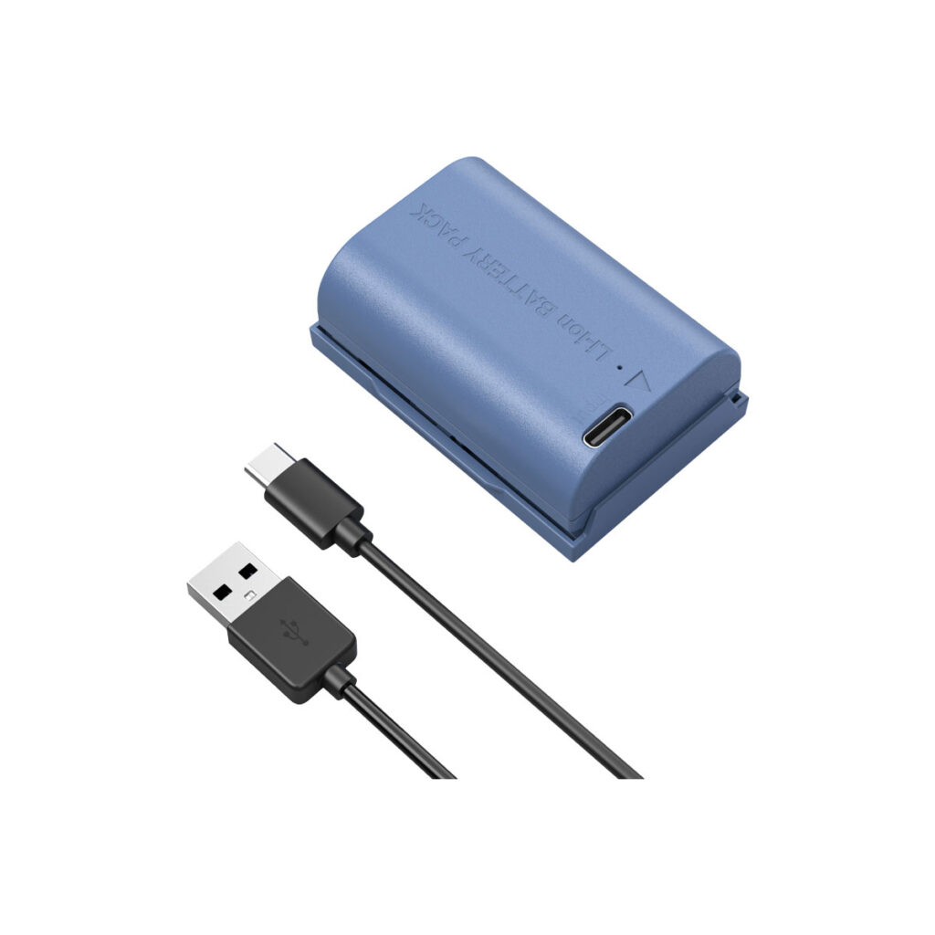 SmallRig_2464_001 Sininen SmallRig 4264 USB-C ladattava kamera-akku LP-E6NH, jossa on USB-C-latausliitäntä, näkyy mustan USB-A-USB-C-kaapelin vieressä valkoisella pohjalla.