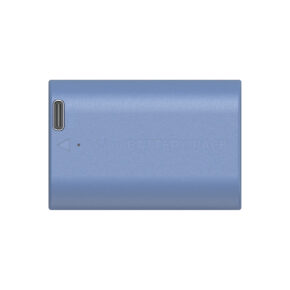 SmallRig_2464_003 Sininen suorakaiteen muotoinen SmallRig 4264 USB-C ladattava kamera-akku LP-E6NH, jonka vasemmalla puolella on USB-C-portti ja jonka pinnassa on kohokuvio "Li-ion BATTERY PACK".