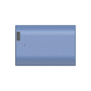 SmallRig_2464_003 Sininen suorakaiteen muotoinen SmallRig 4264 USB-C ladattava kamera-akku LP-E6NH, jonka vasemmalla puolella on USB-C-portti ja jonka pinnassa on kohokuvio "Li-ion BATTERY PACK".