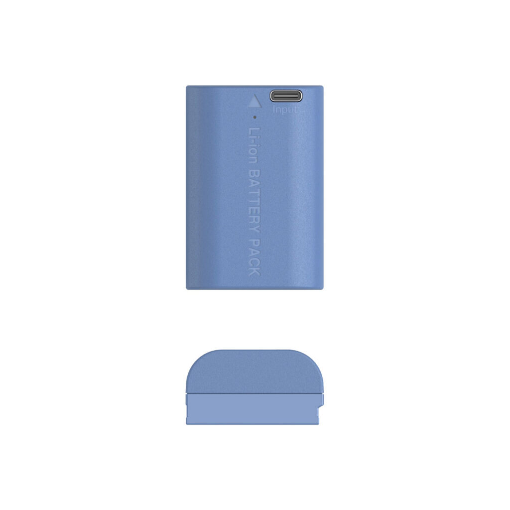 SmallRig_2464_004 Sininen SmallRig 4264 USB-C ladattava kamera-akku LP-E6NH, jossa on suorakulmainen muoto ja USB-C-tuloliitäntä, näkyy valkoisella pohjalla olevan sinisen korkin yläpuolella.