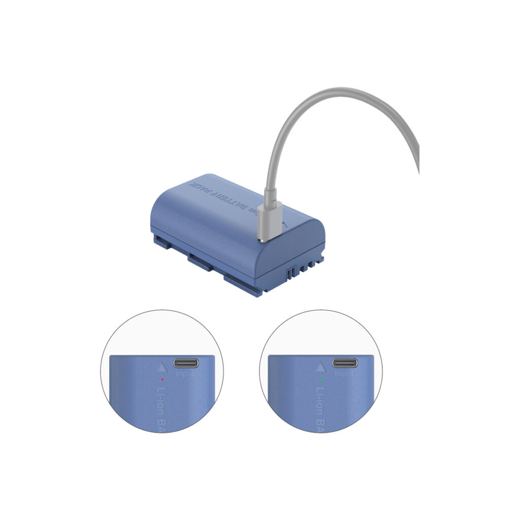 SmallRig_2464_005 SmallRig 4264 USB-C ladattava kameran akku LP-E6NH, sininen ja suorakulmainen, USB-C-kaapeli liitettynä. Kaksi lähikuvaa korostaa USB-C-porttia ja merkkivaloja, joissa on merkintä "Li-ion Bat." ja vihreät ja punaiset LEDit.