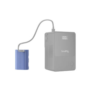 SmallRig_2464_006 Harmaa SmallRig 4264 USB-C ladattava kamera-akku LP-E6NH on yhdistetty siniseen akkuun lyhyellä kaapelilla. Akun digitaalinen näyttö näyttää 100 %, mikä tarkoittaa, että akku on ladattu täyteen.