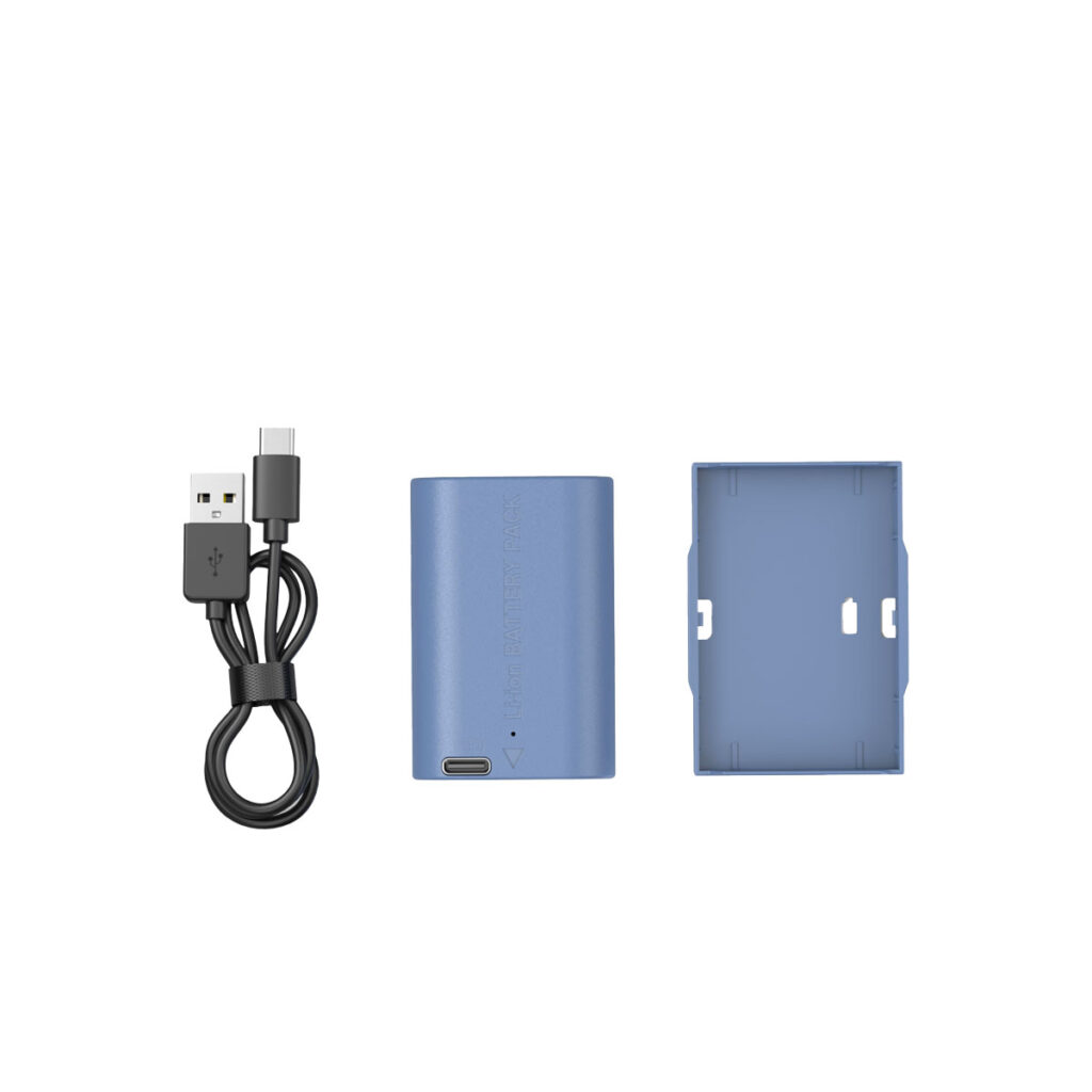 SmallRig_2464_007 SmallRig 4264 USB-C ladattava kamera-akku LP-E6NH, musta USB-A- ja USB-C-latauskaapeli sekä sininen muovinen akun kansi näkyvät valkoisella pohjalla.
