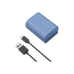 SmallRig_2465_001 SmallRig 4265 USB-C ladattava kamera-akku NP-FZ100 (sininen, suorakulmainen) ja musta USB-A-USB-C-latauskaapeli näkyvät valkoisella pohjalla.