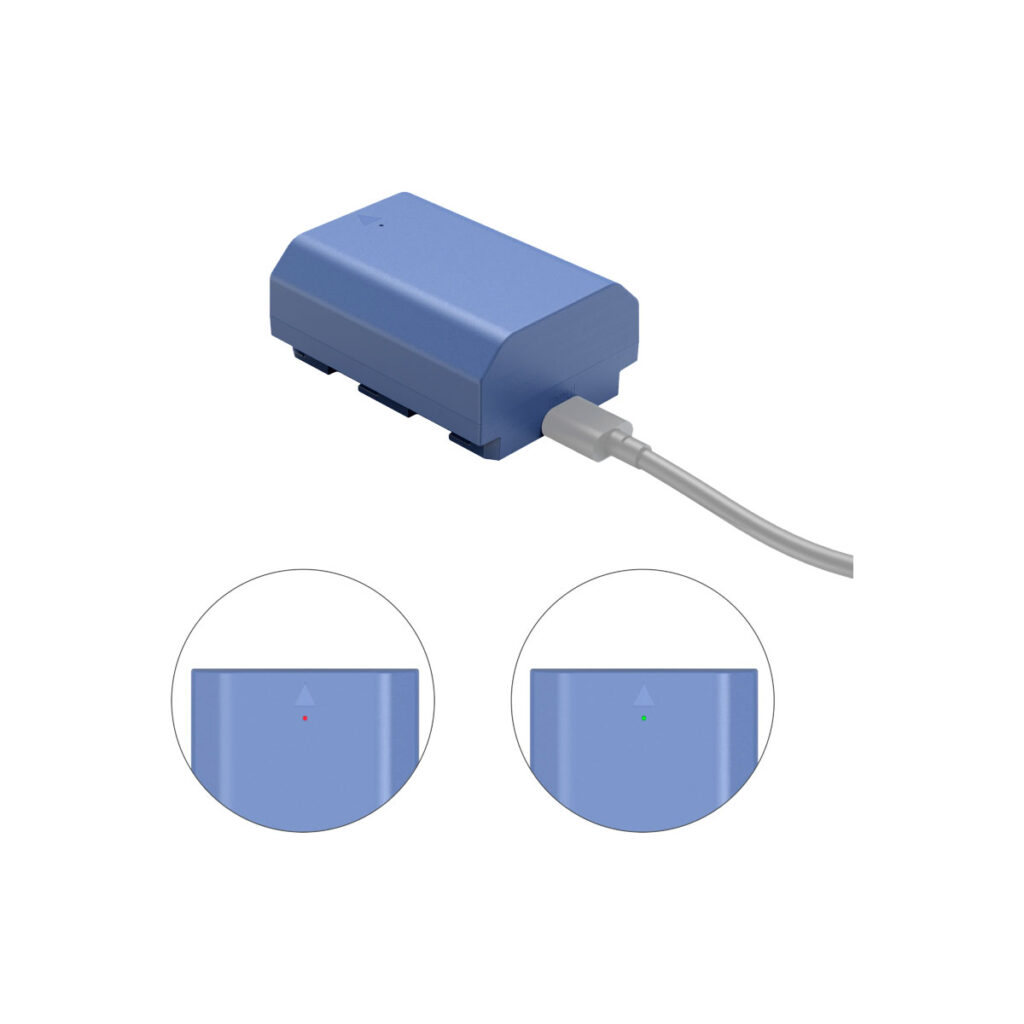 SmallRig_2465_004 SmallRig 4265 USB-C ladattava kamera-akku NP-FZ100 sinisellä näytetään latautumassa harmaalla kaapelilla. Kaksi lähikuvaympyrää alapuolella näyttävät merkkivalot: punainen tarkoittaa latausta ja vihreä täyteen ladattua.