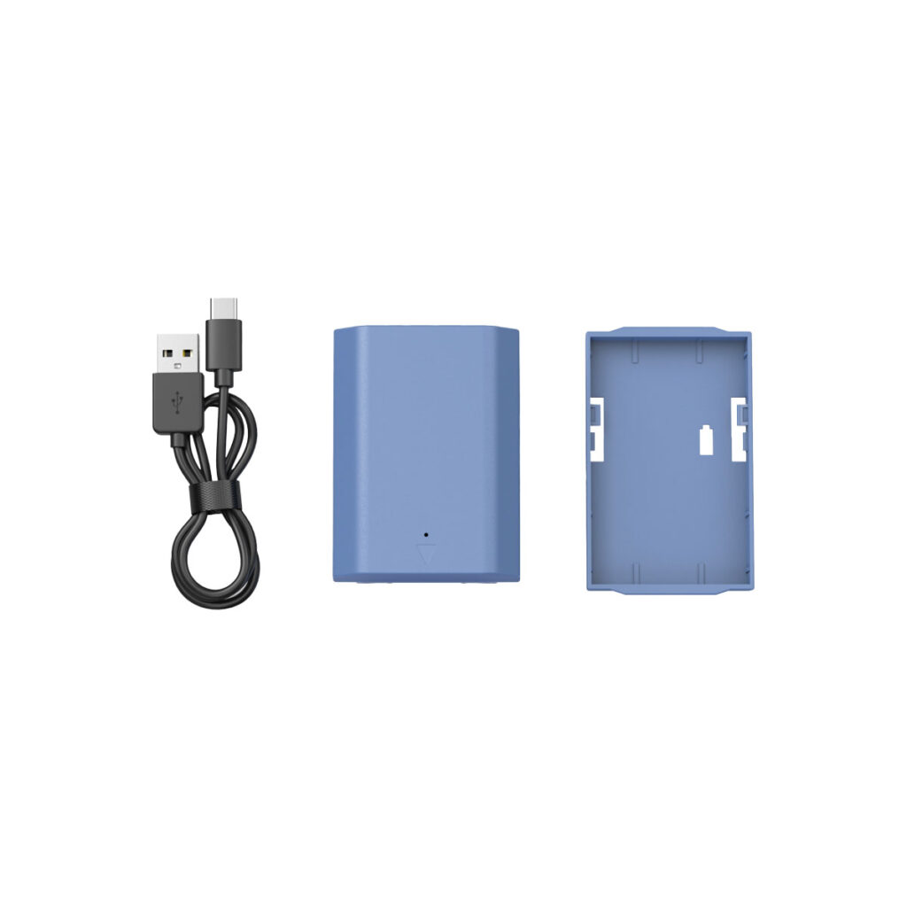 SmallRig_2465_006 SmallRig 4265 USB-C ladattava kamera-akku NP-FZ100, musta USB-A- ja USB-C-latauskaapeli sekä sininen muovisuojus ovat vierekkäin valkoisella pohjalla.