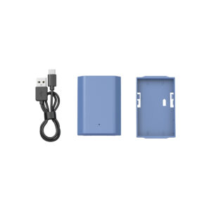 SmallRig_2465_006 SmallRig 4265 USB-C ladattava kamera-akku NP-FZ100, musta USB-A- ja USB-C-latauskaapeli sekä sininen muovisuojus ovat vierekkäin valkoisella pohjalla.