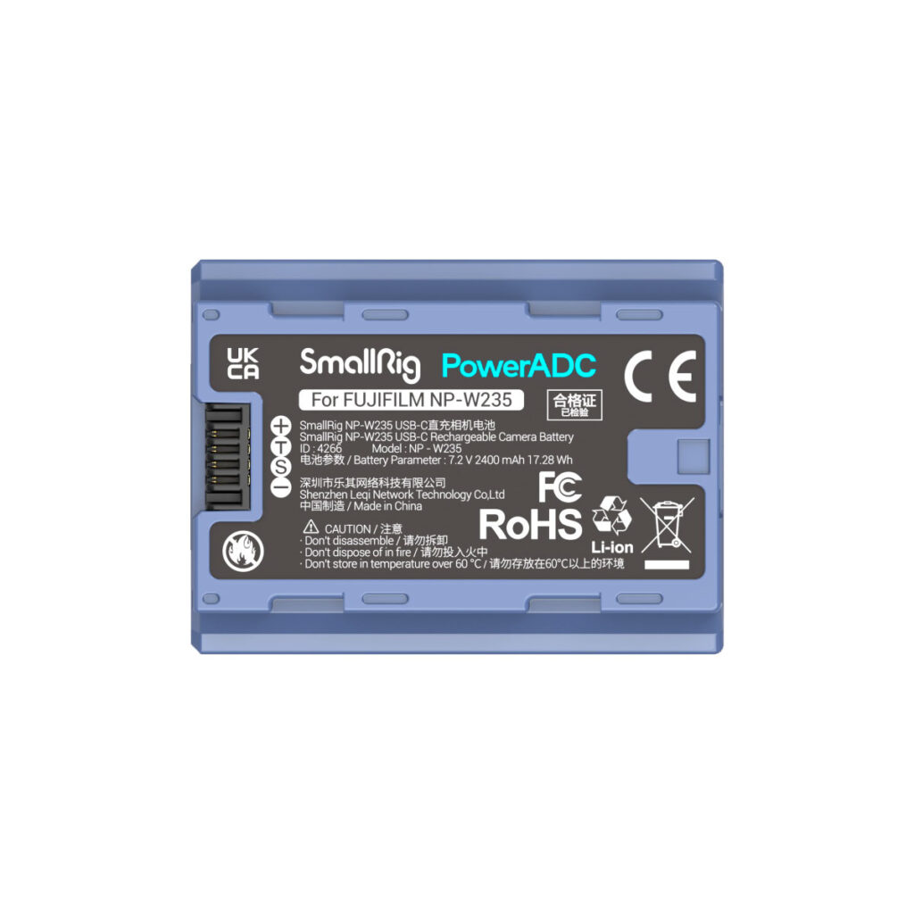 SmallRig_2466_002 Sininen SmallRig 4266 USB-C ladattava kamera-akku NP-W235 FUJIFILM-kameroihin, etukilvessä valkoisella ja harmaalla tekniset tiedot, sertifiointilogot ja turvallisuusvaroitukset.