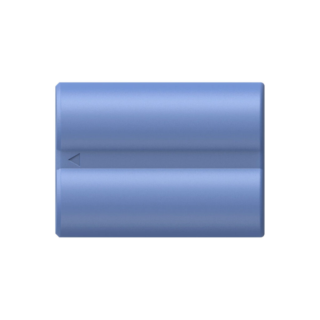 SmallRig_2466_003 SmallRig 4266 USB-C ladattava kamera-akku NP-W235 näkyy ylhäältä katsottuna sinisenä ja suorakulmaisena, ja sen pinnassa on vasemmalle osoittava kolmionmuotoinen nuoli valkoista taustaa vasten.