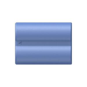 SmallRig_2466_003 SmallRig 4266 USB-C ladattava kamera-akku NP-W235 näkyy ylhäältä katsottuna sinisenä ja suorakulmaisena, ja sen pinnassa on vasemmalle osoittava kolmionmuotoinen nuoli valkoista taustaa vasten.
