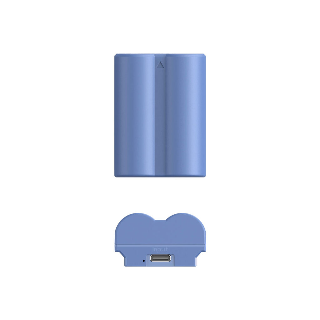 SmallRig_2466_004 SmallRig 4266 USB-C ladattava kamera-akku NP-W235 näkyy edestä ja alhaalta, ja sen USB-C-latausportti korostuu. Tuote on asetettu tavallista valkoista taustaa vasten.