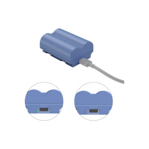 SmallRig_2466_005 SmallRig 4266 USB-C ladattava kameran akku NP-W235, sininen, on kuvassa USB-C-latauskaapelin kanssa. Kaksi lähikuvaa korostaa portin lähellä olevia merkkivaloja: vihreä tarkoittaa ladattua, punainen latausta.