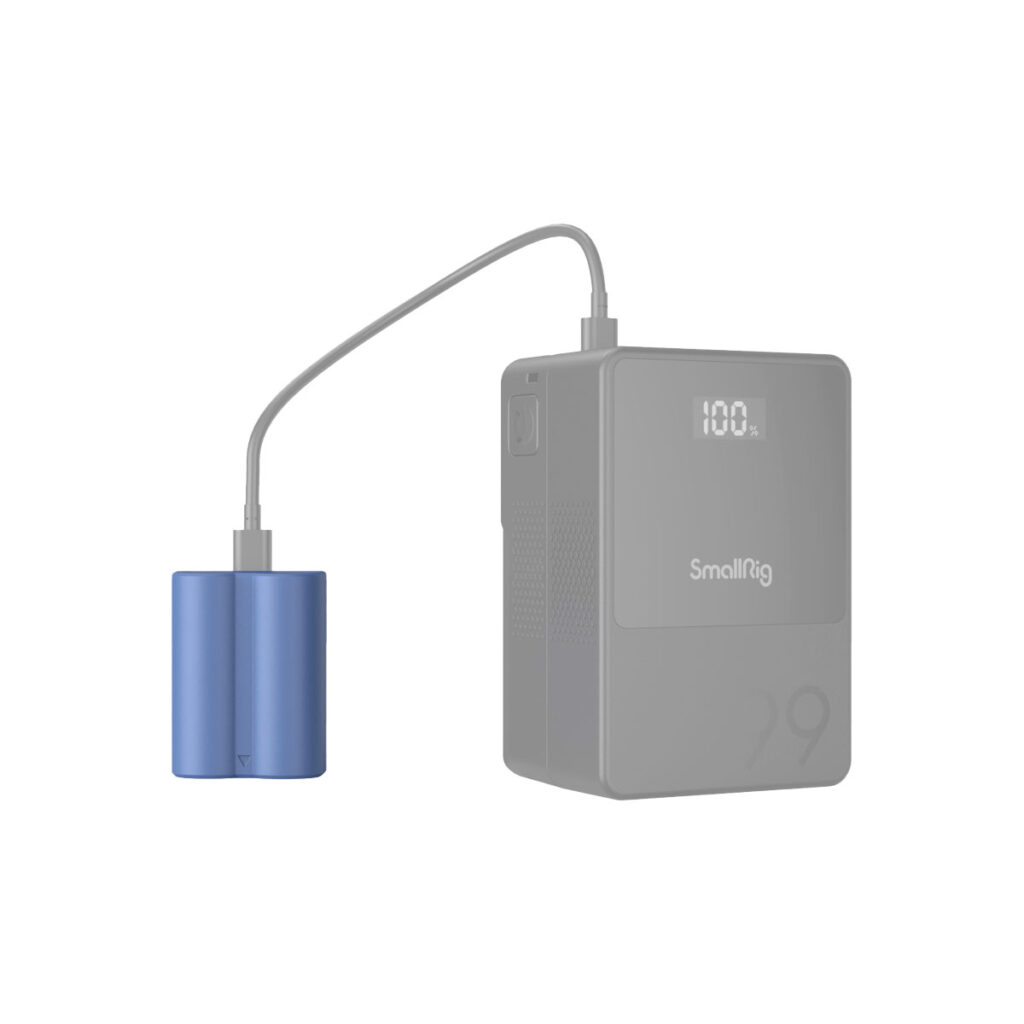 SmallRig_2466_006 Sininen akku on liitetty kaapelilla harmaaseen SmallRig 4266 USB-C ladattavaan kamera-akkuun NP-W235, jonka digitaalisessa näytössä lukee "100L". Virtapankki on suorakulmainen ja siinä on kuvioitu pinta.