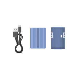 SmallRig_2466_007 SmallRig 4266 USB-C ladattava kamera-akku NP-W235, sininen ladattava akku, sininen akkukansi ja musta USB-A- ja USB-C-latauskaapeli on esitetty vierekkäin valkoisella pohjalla.