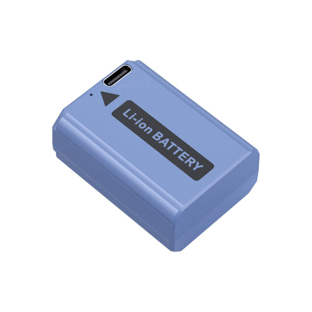 SmallRig_4330_001.jpg- Sininen SmallRig 4330 USB-C ladattava kamera-akku NP-FW50, jossa on musta Li-ion BATTERY-merkintä ja USB-C-latausliitäntä toisessa päässä, eristettynä valkoisella taustalla.