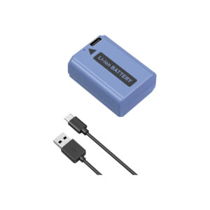 SmallRig_4330_002.jpg- SmallRig 4330 USB-C ladattava kamera-akku NP-FW50 näkyy mustan USB-A-USB-C-latauskaapelin yläpuolella valkoisella pohjalla.