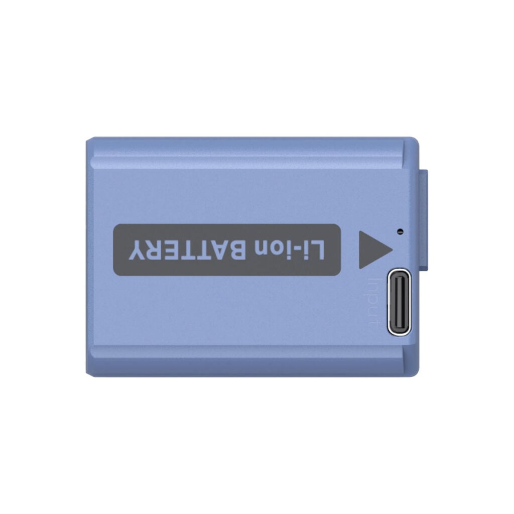 SmallRig_4330_004.jpg- SmallRig 4330 USB-C ladattava kamera-akku NP-FW50 on suorakulmainen sininen litiumioniakku, jossa on USB-C-latausportti ja valkoinen teksti "LI-ION BATTERY" mustalla kaistaleella valkoista taustaa vasten.