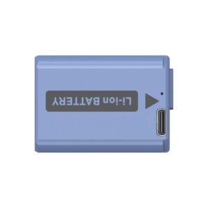 SmallRig_4330_004.jpg- SmallRig 4330 USB-C ladattava kamera-akku NP-FW50 on suorakulmainen sininen litiumioniakku, jossa on USB-C-latausportti ja valkoinen teksti "LI-ION BATTERY" mustalla kaistaleella valkoista taustaa vasten.