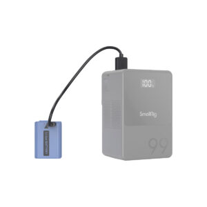 SmallRig_4330_006 Sininen Li-ion-akku liitetään mustalla kaapelilla harmaaseen SmallRig 4330 USB-C ladattavaan kameran akkuun NP-FW50, jonka minimalistiseen muotoiluun on painettu digitaalinen näyttö, jossa näkyy 100 ja numero 99.
