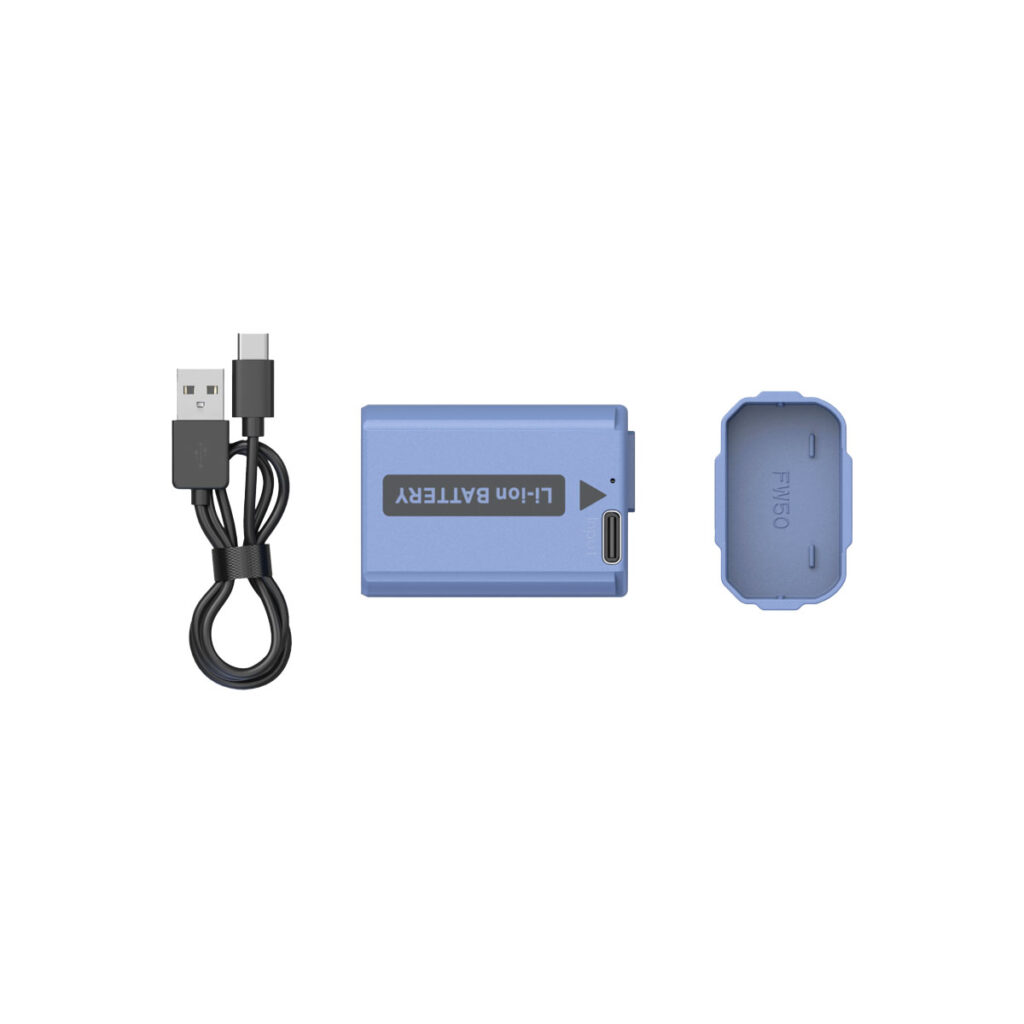SmallRig_4330_007 SmallRig 4330 USB-C ladattava kamera-akku NP-FW50, sen sininen akku, yhteensopiva kansi ja musta USB-A-USB-C-latauskaapeli on esitetty vierekkäin valkoisella pohjalla.