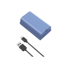 SmallRig_4331_001 Sininen SmallRig 4331 USB-C ladattava kameran akku NP-F550 näkyy mustan USB-A- ja USB-C-latauskaapelin yläpuolella valkoisella pohjalla.
