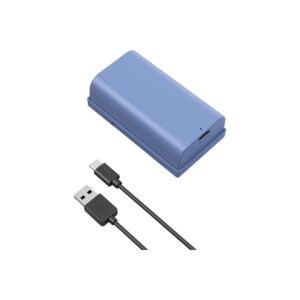 SmallRig_4331_001 Sininen SmallRig 4331 USB-C ladattava kameran akku NP-F550 näkyy mustan USB-A- ja USB-C-latauskaapelin yläpuolella valkoisella pohjalla.