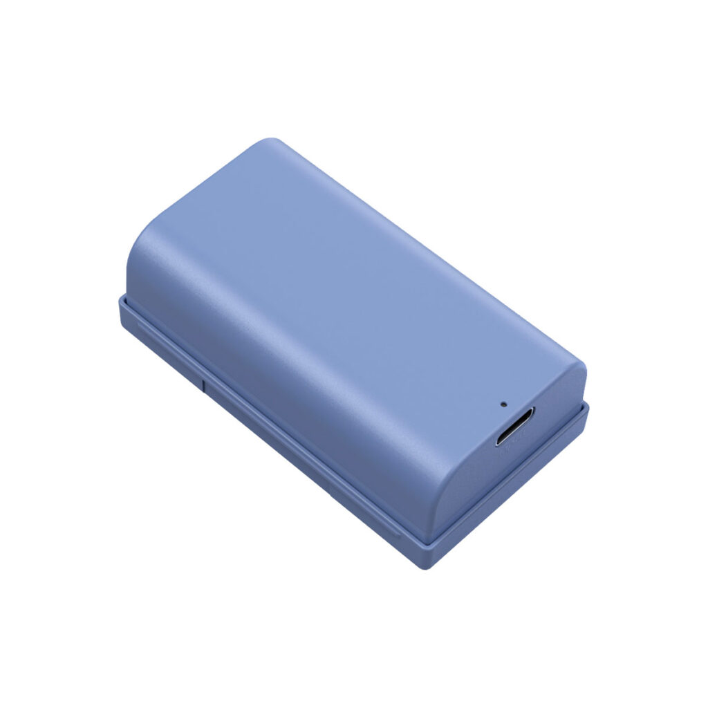 SmallRig_4331_002 SmallRig 4331 USB-C ladattava kamera-akku NP-F550 on suorakulmainen, vaaleansininen akku, jossa on pyöristetyt reunat, pieni merkkireikä ja USB-C-latausliitäntä toisella puolella, kuvassa valkoista taustaa vasten.