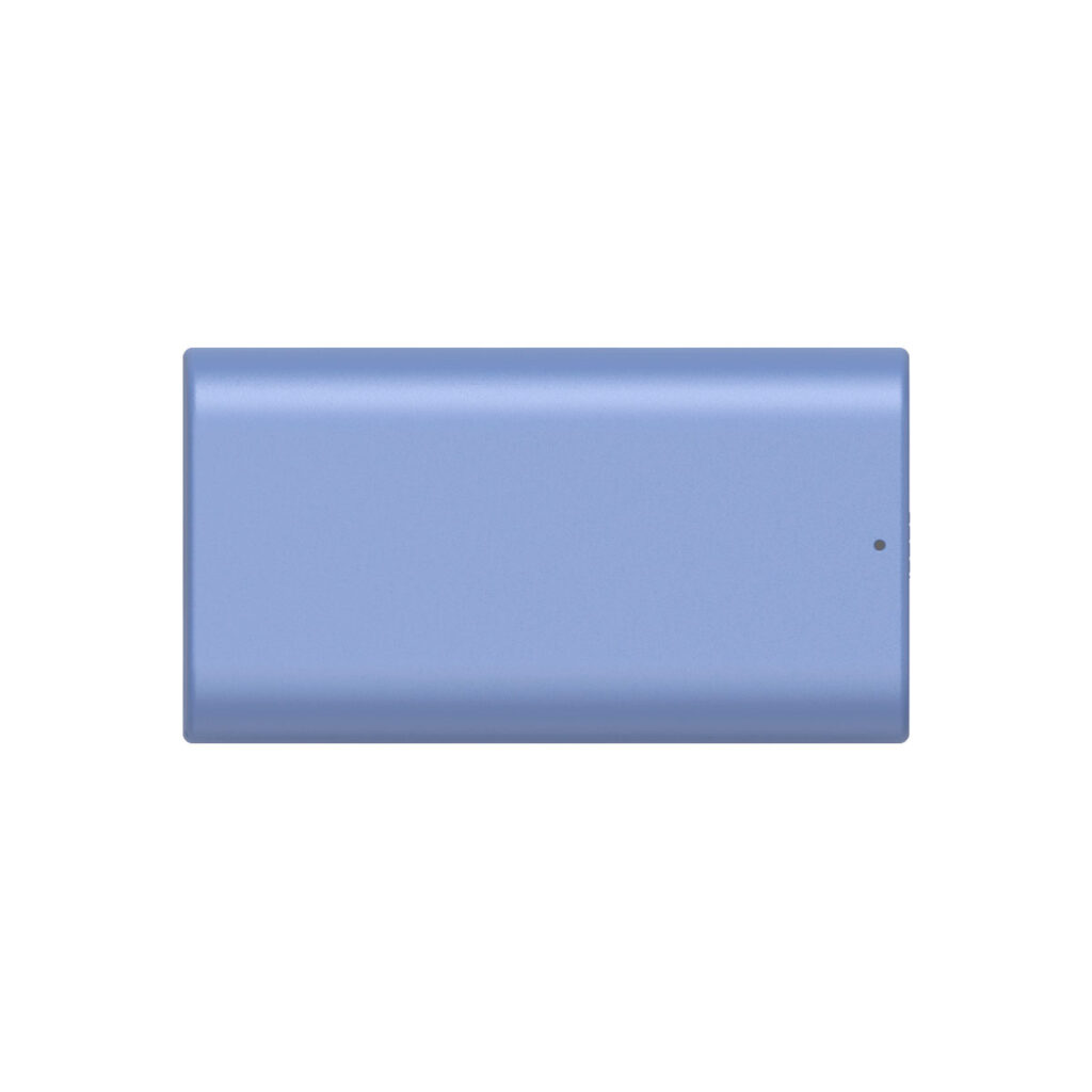 SmallRig_4331_004 Suorakulmainen, vaaleansininen SmallRig 4331 USB-C ladattava kamera-akku NP-F550, jossa on pieni merkkivalo, valkoista taustaa vasten.