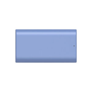 SmallRig_4331_004 Suorakulmainen, vaaleansininen SmallRig 4331 USB-C ladattava kamera-akku NP-F550, jossa on pieni merkkivalo, valkoista taustaa vasten.