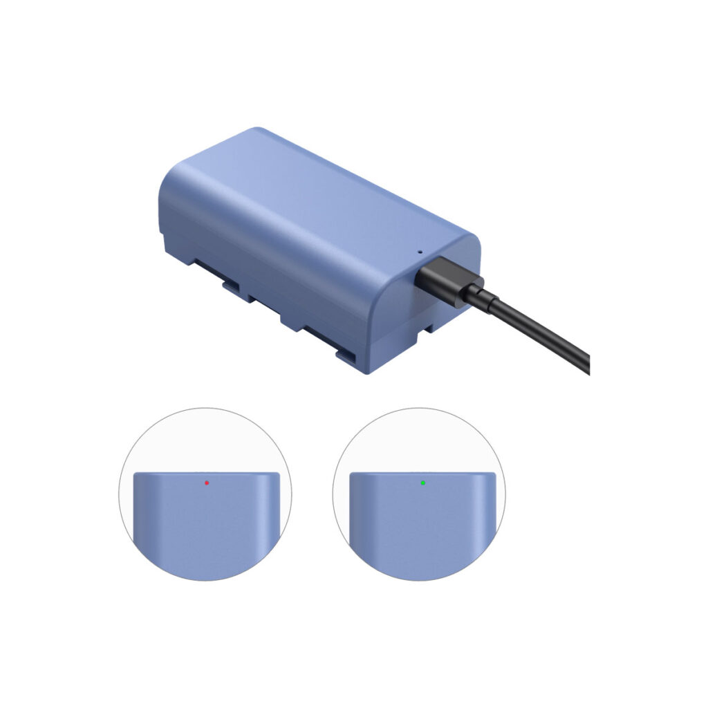 SmallRig_4331_005 SmallRig 4331 USB-C ladattava kamera-akku NP-F550 on sininen ja suorakulmainen, ja siinä on kytketty kaapeli; kahdessa lähikuvassa näkyy punainen ja vihreä merkkivalo eri lataustiloja varten.