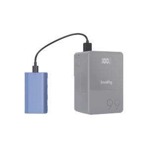 SmallRig_4331_006 Sininen kannettava laite on liitetty mustalla kaapelilla harmaaseen SmallRig 4331 USB-C ladattavaan kameran akkuun NP-F550, jonka alakulmaan on kaiverrettu "99". Laitteen digitaalisessa näytössä näkyy "100L".