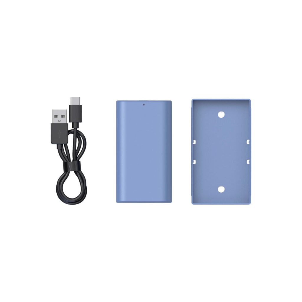 SmallRig_4331_007 SmallRig 4331 USB-C ladattava kamera-akku NP-F550, jossa on musta USB-C-kaapeli ja sininen kansi, jossa on kolme reikää, on vierekkäin valkoisella taustalla.