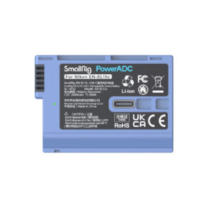 SmallRig_4332_003 Sininen SmallRig 4332 USB-C ladattava kamera-akku EN-EL15c, jonka etikettiin on painettu sertifiointisymbolit, tekniset tiedot ja turvallisuusvaroitukset.