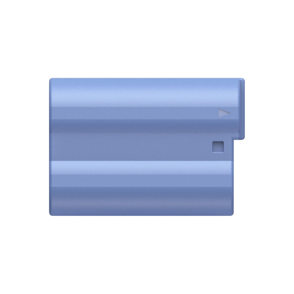 SmallRig_4332_004 SmallRig 4332 USB-C ladattava kamera-akku EN-EL15c on vaaleansininen, suorakaiteen muotoinen akku, jonka yläreuna on kaareva ja jossa on pieni neliönmuotoinen lovi ja pieni kolmiosymboli pinnalla.
