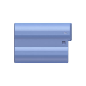 SmallRig_4332_004 SmallRig 4332 USB-C ladattava kamera-akku EN-EL15c on vaaleansininen, suorakaiteen muotoinen akku, jonka yläreuna on kaareva ja jossa on pieni neliönmuotoinen lovi ja pieni kolmiosymboli pinnalla.
