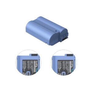 SmallRig_4332_005 SmallRig 4332 USB-C ladattava kamera-akku EN-EL15c näkyy kahden lähikuvamerkinnän yläpuolella, jotka korostavat sen merkkivaloja: vihreä valo tarkoittaa ladattua ja punainen valo latausta.