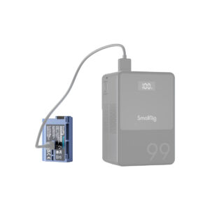 SmallRig_4332_006jpg Sininen SmallRig 4332 USB-C ladattava kamera-akku EN-EL15c on kytketty kaapelilla harmaaseen virtalähteeseen, jonka näytössä lukee "100", mikä tarkoittaa täyttä latausta. Molemmat laitteet on asetettu valkoista taustaa vasten.