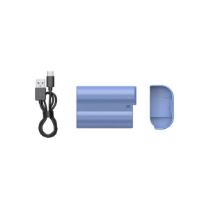 SmallRig_4332_007 SmallRig 4332 USB-C ladattava kamera-akku EN-EL15c (vaaleansininen), siihen sopiva suojus ja musta USB-C-latauskaapeli on sijoitettu vierekkäin valkoiselle taustalle.