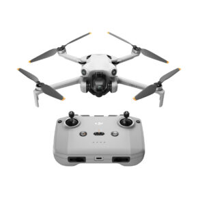 mini_4_pro_rc-n2_01 Harmaa DJI Mini 4 Pro -lennokki, jossa on neljä potkuria ja kamera, on kuvattu sopivan harmaan kauko-ohjaimen yläpuolella, jossa on kaksi joystickiä ja useita painikkeita valkoisella pohjalla.