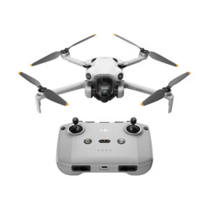 mini_4_pro_rc-n2_01 Harmaa DJI Mini 4 Pro -lennokki, jossa on neljä potkuria ja kamera, on kuvattu sopivan harmaan kauko-ohjaimen yläpuolella, jossa on kaksi joystickiä ja useita painikkeita valkoisella pohjalla.