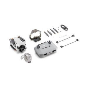 mini_4_pro_rc-n2_02 DJI Mini 4 Pro -lennokkipakkaus sisältää kokoontaitetun lennokin, kauko-ohjaimen, akkulaturin, potkurit, kaapelit, ruuvit ja potkurisuojat siististi järjestettynä valkoiselle taustalle.