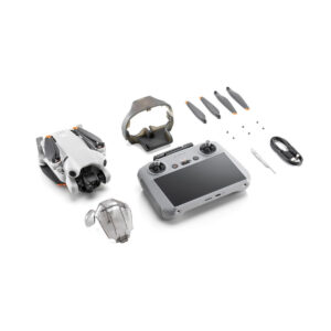 mini_4_pro_rc2_01 DJI Mini 4 Pro RC2 ohjain -lennokkipakkaus sisältää kokoontaitetun lennokin, kauko-ohjaimen, kaksi suojakuorta, neljä varapotkurin lavaa, ruuvit, ruuvimeisselin ja USB-kaapelin, jotka on järjestetty siististi valkoiselle taustalle.
