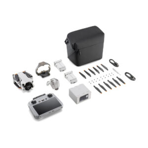 mini_4_pro_rc2_flymore_01 DJI Mini 4 Pro Fly More Combo + RC2 ohjain -lennokkisarja sisältää lennokin, ohjaimen, kaksi akkua, laturin, potkurit, kaapelit, varaosat, lisävarusteet ja mustan kantolaukun - kaikki siististi esillä valkoisella pohjalla.