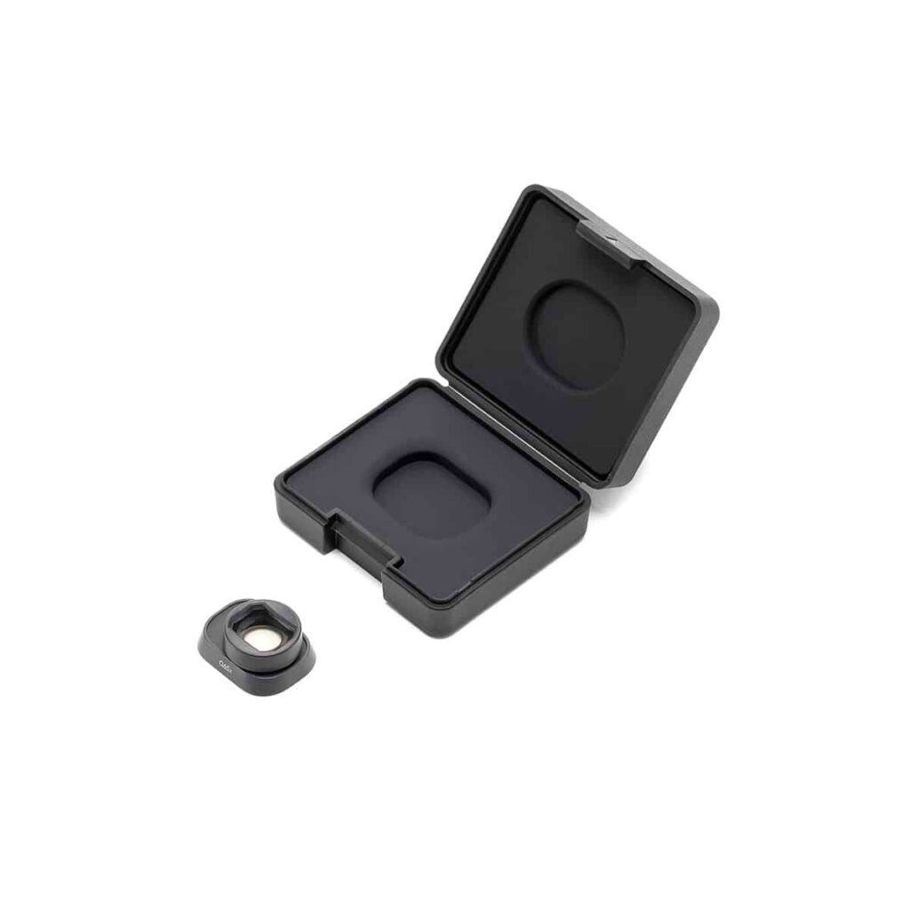 mini_4_pro_wide_angle_lens_01 DJI Mini 4 Pro ND-suodinsarja (ND 16/64/256) ja sen musta suojakotelo näkyvät valkoisella taustalla. Avatusta kotelosta paljastuu valettu sisus, joka on suunniteltu pitämään suodattimet tukevasti paikoillaan.