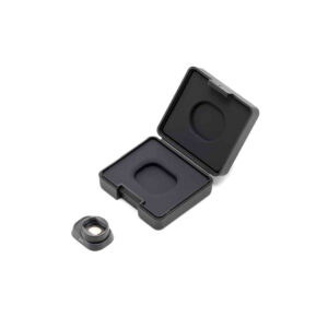 mini_4_pro_wide_angle_lens_01 DJI Mini 4 Pro ND-suodinsarja (ND 16/64/256) ja sen musta suojakotelo näkyvät valkoisella taustalla. Avatusta kotelosta paljastuu valettu sisus, joka on suunniteltu pitämään suodattimet tukevasti paikoillaan.
